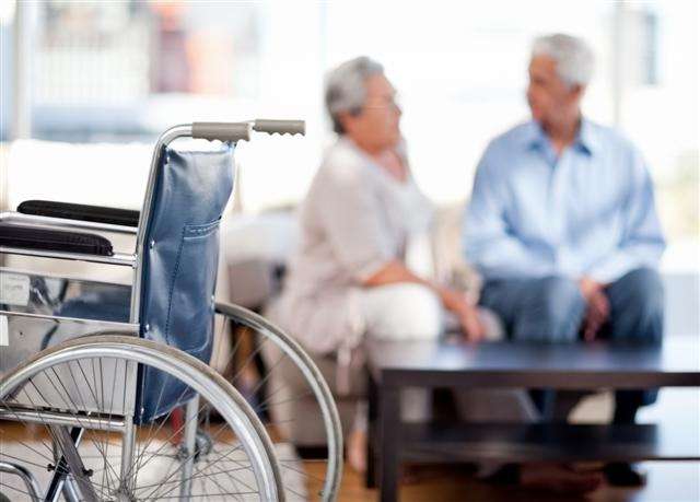 טיפול בקשישים כחלק מהסיוע לזקוקים להשגחה צמודה
